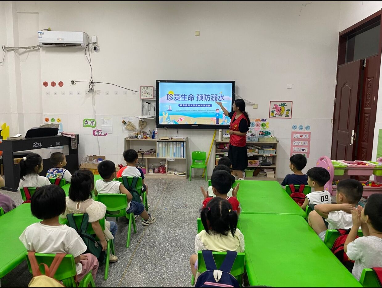 圖為實(shí)踐隊(duì)員為小朋友介紹本次宣講主題