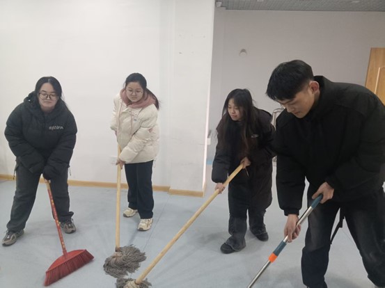 “夕陽伴我行,溫暖老人心”實踐團(tuán)打掃衛(wèi)生