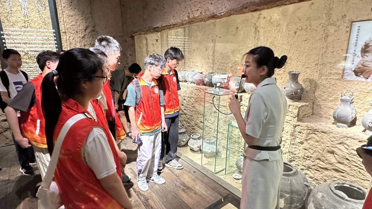 實踐隊員們在聆聽講解員關(guān)于淄博歷史的解說(攝影 宋澤鑫)