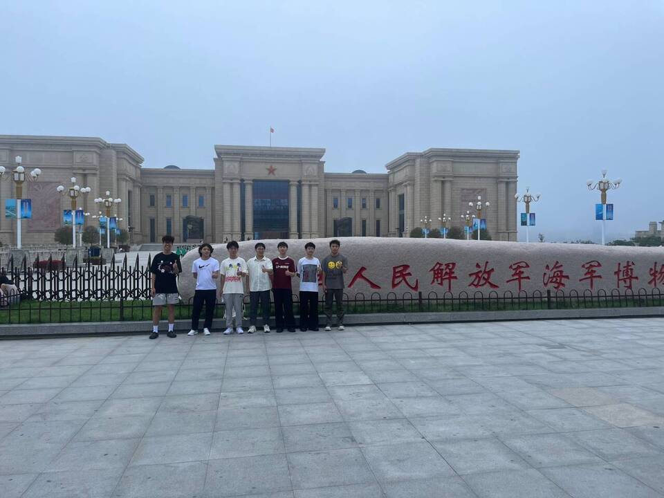 自深港而起錨，伴旭日之升東